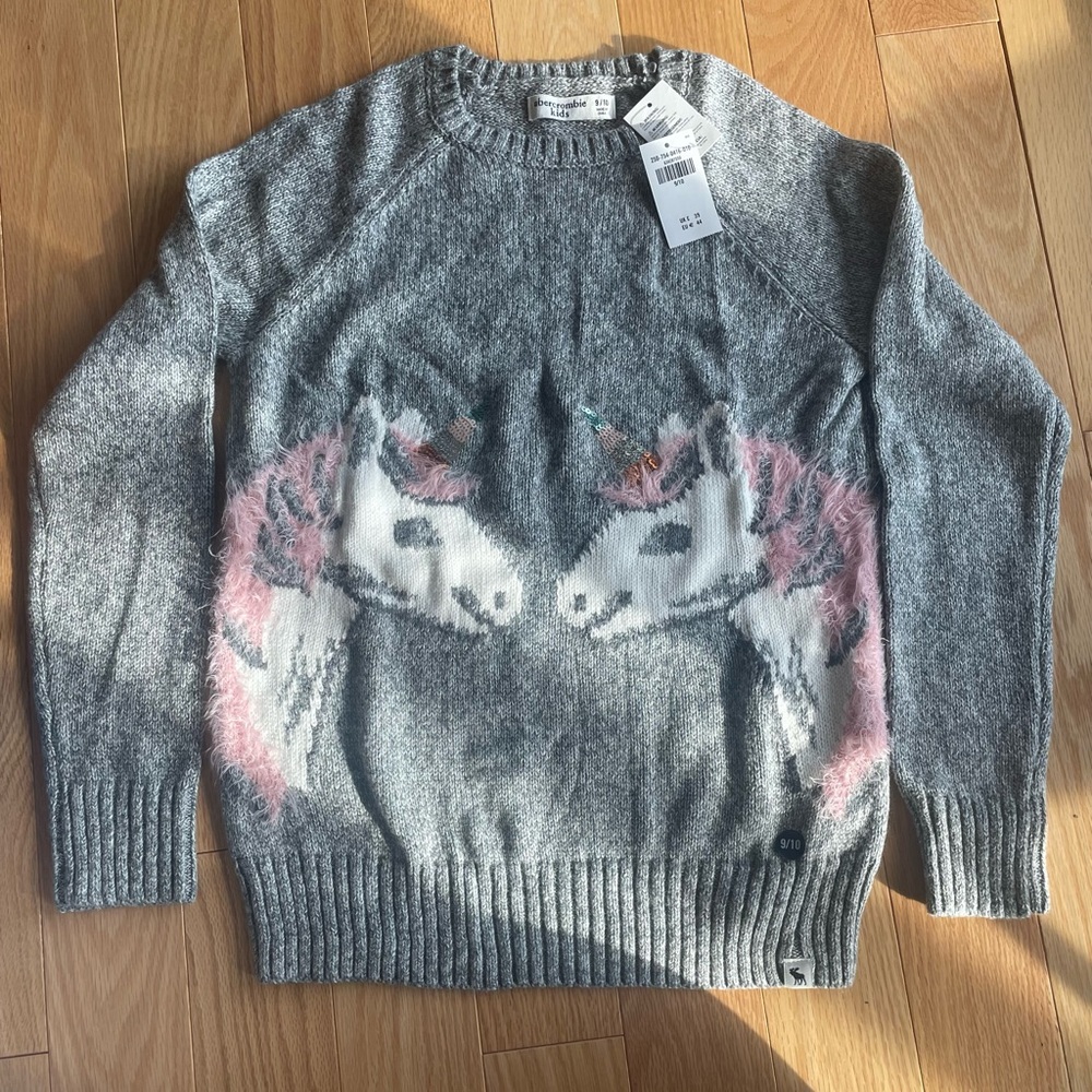 Girls unicorn sweater.